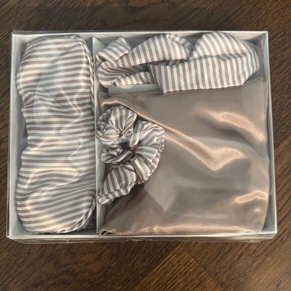 Gift Set, Pillowcase 20" x 26", Envelope Closure, Eye Mask, Hair Tie & Scrunchie - Picture 1 of 3